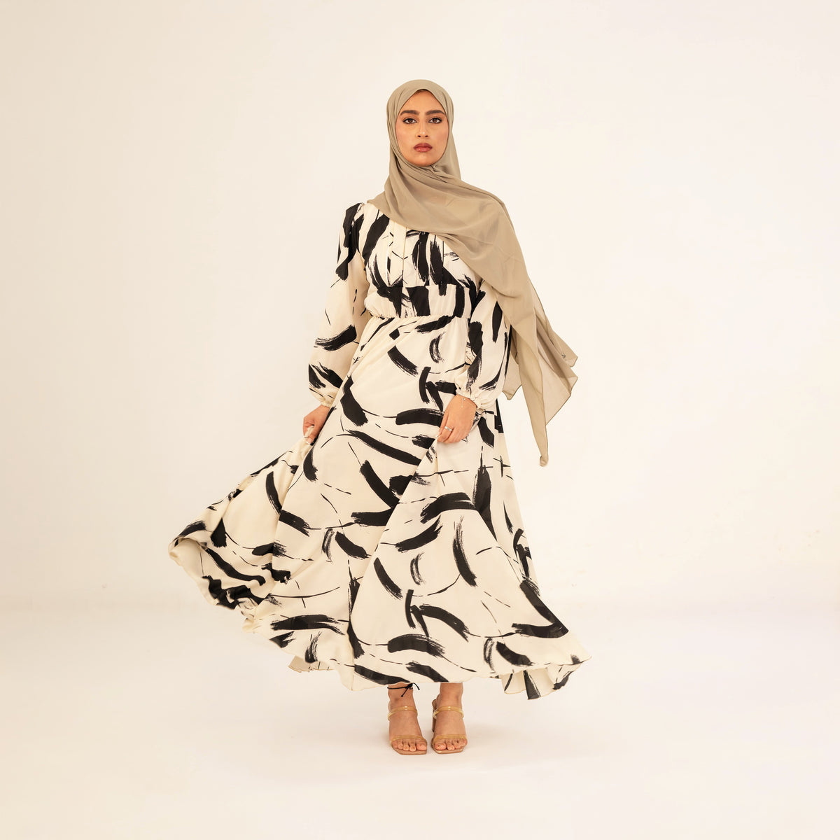 Rania monochrome print abaya, front view with the skirt in movement