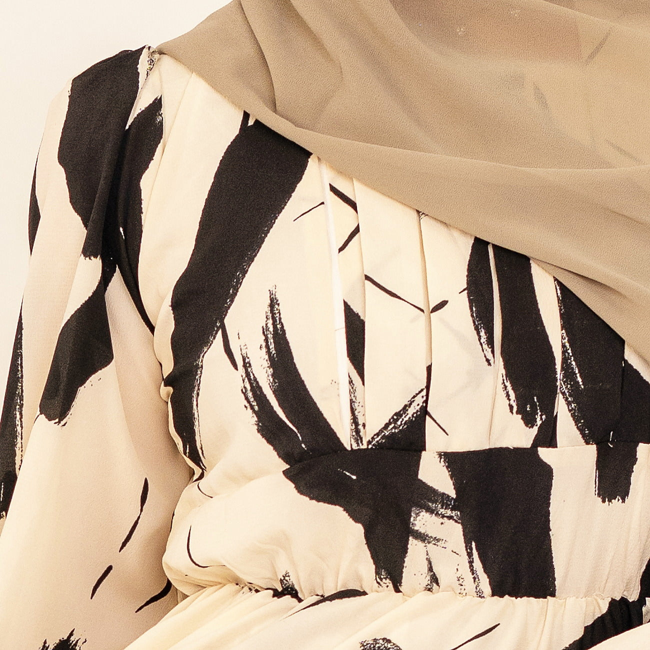 Rania monochrome print abaya, close view of the concealed nursing zip down the center front bodice